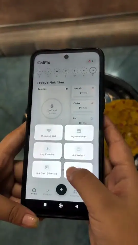 Akansha utilisant l&rsquo;application CalFix pour enregistrer un repas